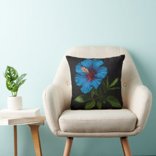 "Radiant Blue: Hibiskus Blume gegen Schwarz Kissen
