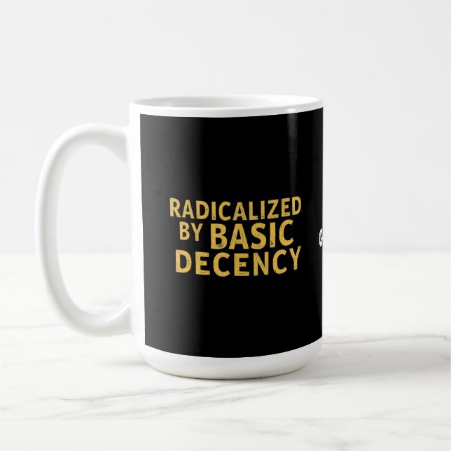 Radikalisiert durch "Basic Decency Women's Funny T Kaffeetasse (Links)
