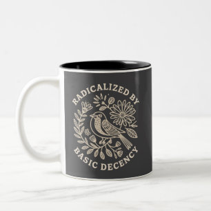 Radikalisiert durch grundlegende Anständigkeit Pol Zweifarbige Tasse