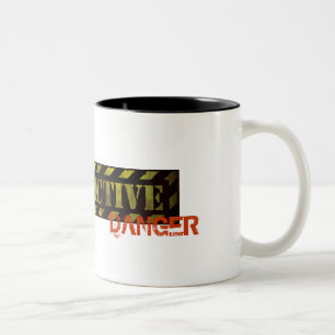 Radioaktiver Warnzeichen  cooler Grunge Zweifarbige Tasse