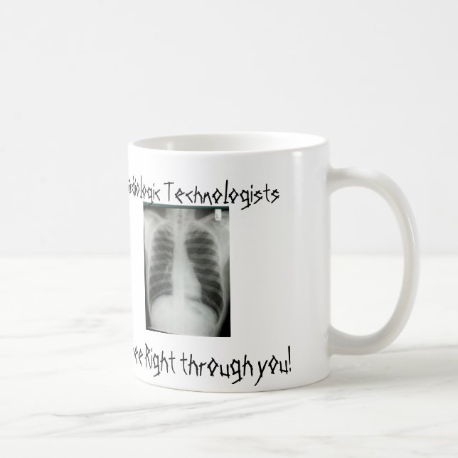 Radiologische Technologen sehen nach rechts durch Kaffeetasse (Rechts)