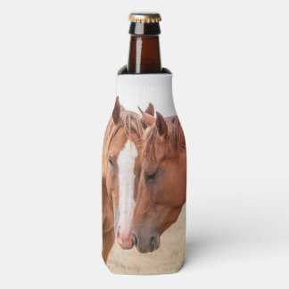 Rafraichisseur De Bouteilles Chevaux qui se câlinent dans un pâturage