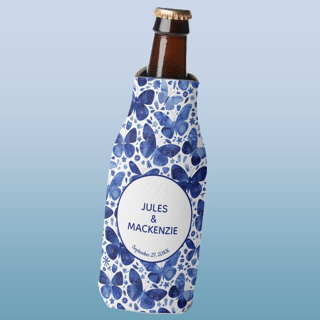 Rafraichisseur De Bouteilles Papillons Aquarelle Bleu Moderne Boho Mariage (Blue white watercolor butterfly pattern bride groom name persoanlized date bottle cooler)