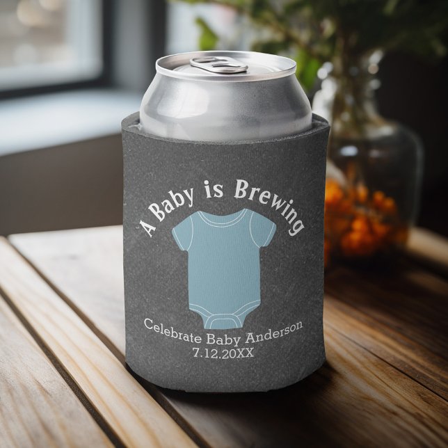 Rafraichisseur De Cannettes Un bébé brasse - Couples Douche Favoriser Blue Boy (Baby Shower Favor - Personalized Can Cooler for a Couple's Shower - A Baby is Brewing)
