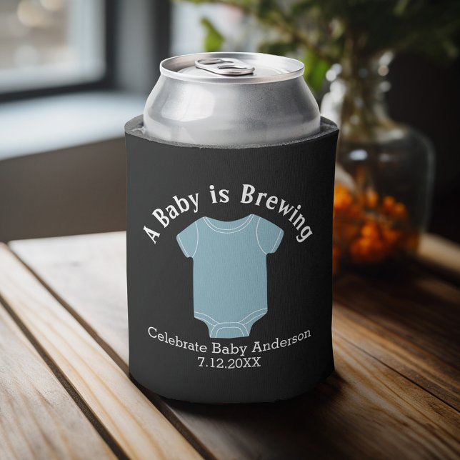 Rafraichisseur De Cannettes Un bébé brasse - Couples Douche Favoriser Blue Boy (Baby Shower Favor - Personalized Can Cooler for a Couple's Shower - A Baby is Brewing)