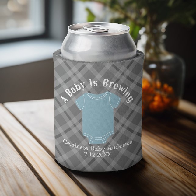 Rafraichisseur De Cannettes Un bébé brasse - Couples Douche Favoriser Blue Boy (Baby Shower Favor - Personalized Can Cooler for a Couple's Shower - A Baby is Brewing)