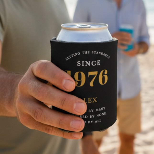 Rafraîchisseur Pour Canette 50e anniversaire Fête Faveurs peut refroidir (50th birthday black and gold can cooler in a and with a beach background.)