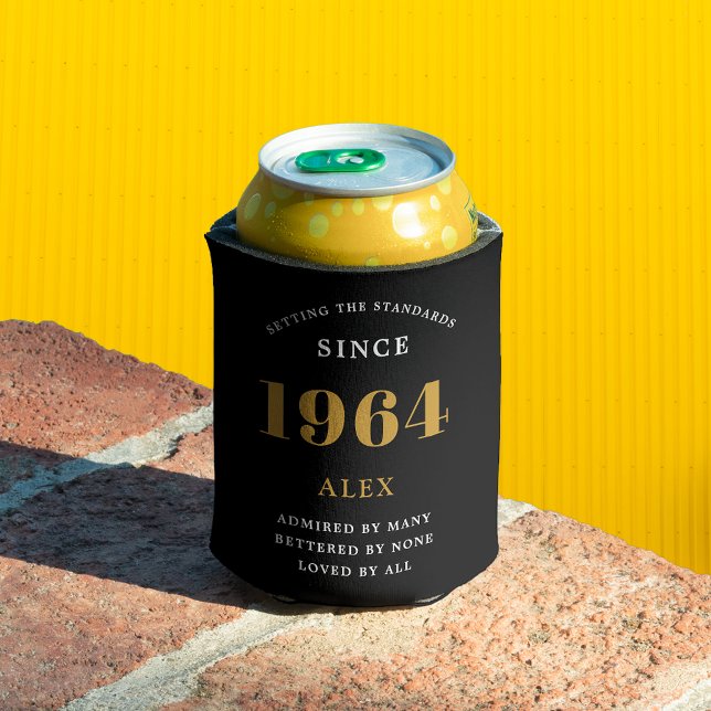 Rafraîchisseur Pour Canette 60e anniversaire Nom 1964 Black Gold Elegant Chic (Luxurious 60th Birthday Black and Gold Can Cooler: The perfect party companion. )