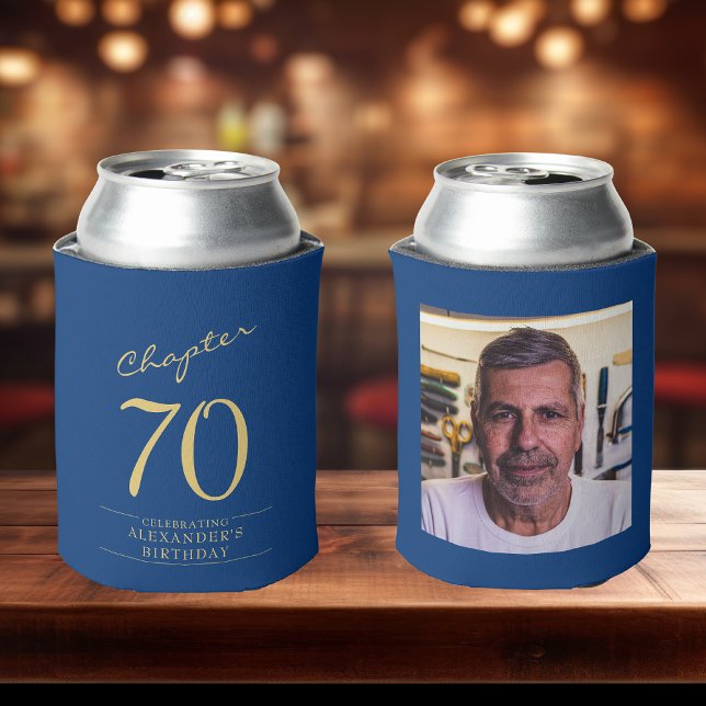 Rafraîchisseur Pour Canette 70e anniversaire Modèle photo d'or bleu (70th birthday custom can coolers in blue and gold with name on front, photo on rear sat on bar top.)