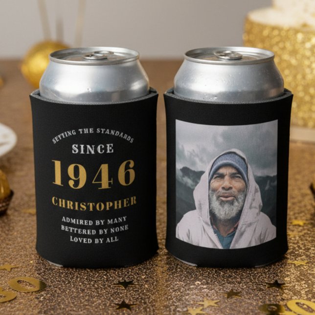 Rafraîchisseur Pour Canette 80e anniversaire Black Gold avec photo (80th birthday can coolers on a a gold table.)