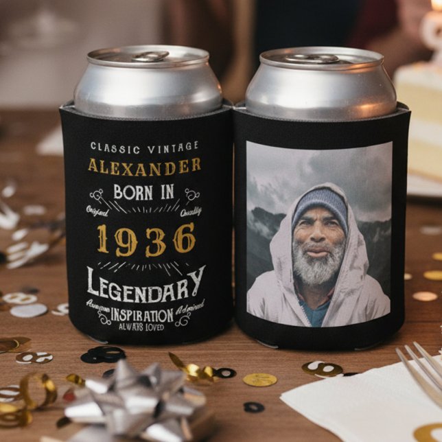 Rafraîchisseur Pour Canette 90e anniversaire personnalisé Ajouter un nom Année (90th birthday can coolers on a party table.)