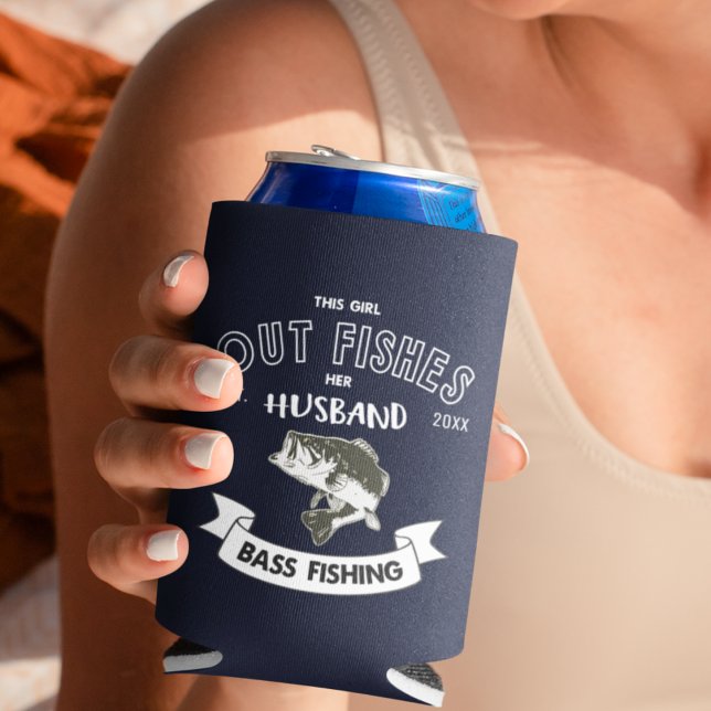 Rafraîchisseur Pour Canette Amusant Poisson Mari Femme basse pêche Mug (Funny wife out fishing her husband. Largemouth bass. )