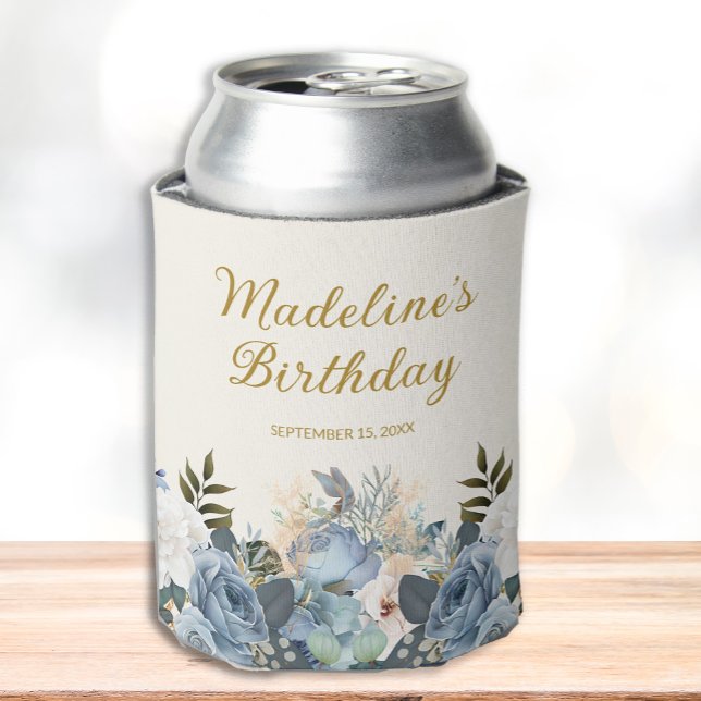 Rafraîchisseur Pour Canette Dusty Bleu Blanc Floral Or Anniversaire Nom (Elegant dusty blue and white watercolor floral birthday party can cooler.)