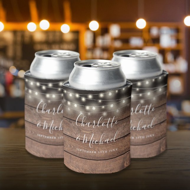 Rafraîchisseur Pour Canette Éclairage de chaîne Signature Script Mariage en bo (String Lights Signature Script Rustic Wood Wedding Can Cooler)