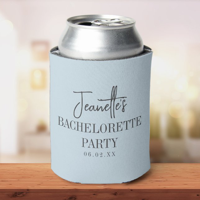 Rafraîchisseur Pour Canette Élégant sur mesure moderne enterrement de vie de j (soda can with a light blue can cooler with elegant bachelorette party text sits on a wooden table.)