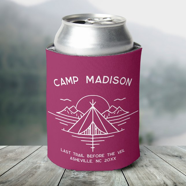 Rafraîchisseur Pour Canette Faveurs de fête de demoiselle de camping personnal (A can covered in a maroon cooler featuring "Camp Madison" and a line graphic of mountains and a tent)
