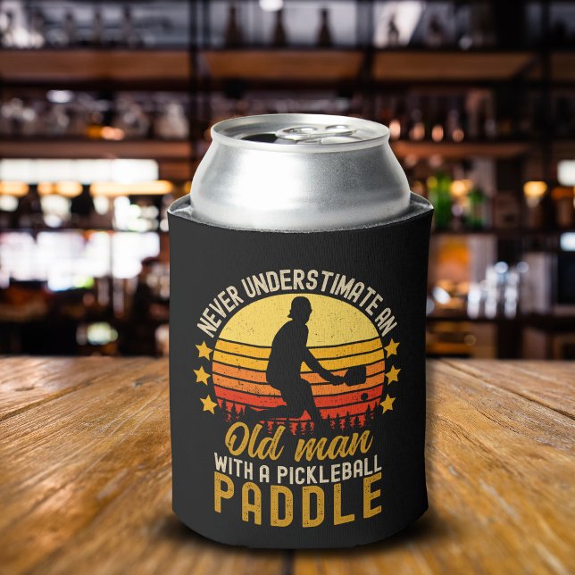 Rafraîchisseur Pour Canette Never Understimate an Old Man With a Pickleball  (Créateur téléchargé)