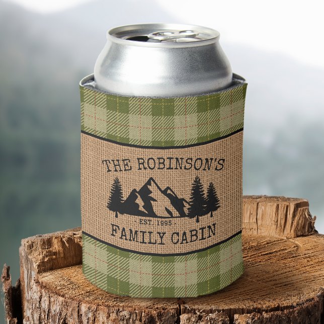 Rafraîchisseur Pour Canette Nom de famille Cabine Arbres Sage Green Plaid Burl (Customize with your name and cabin, cottage or other desired text and established date)