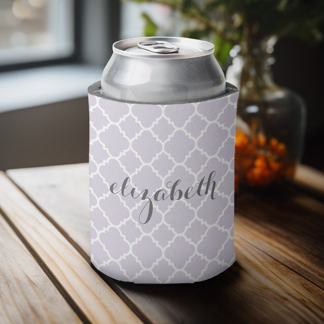 Rafraîchisseur Pour Canette Pastel Purple Grey Quatrefoil Motif Nom personnali (Personalized can cooler with a place to add a name or other custom text)