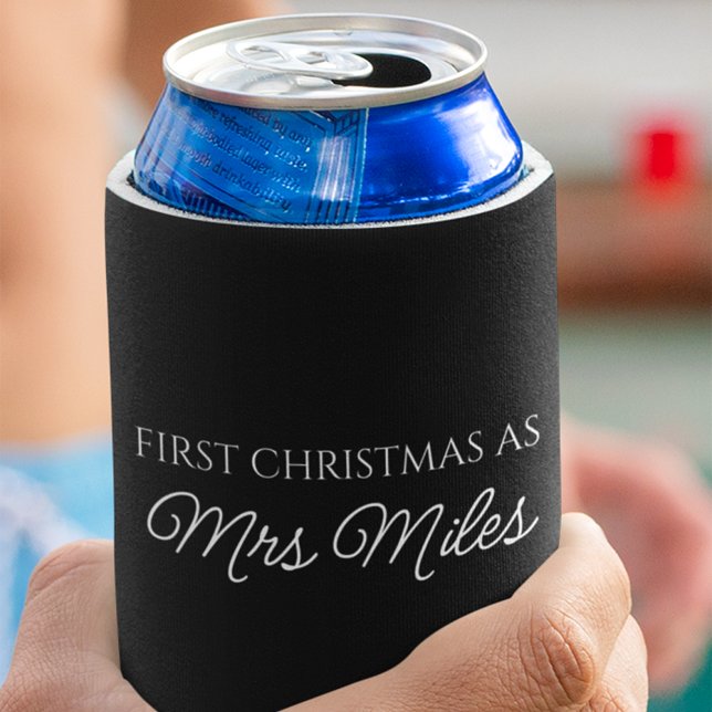 Rafraîchisseur Pour Canette Personnalisé 'Premier Noël en tant que Madame' Nom (Personalized 'First Christmas as a Mrs.' Surname Can Cooler)