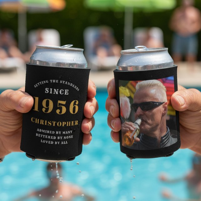 Rafraîchisseur Pour Canette Photo personnalisée 70e anniversaire Noir et or (70th birthday can coolers held up at a pool party.)