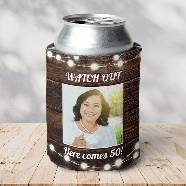 Rafraîchisseur Pour Canette Rustique moderne photo personnalisée 50e anniversa (a wooden-patterned koozie with "Watch Out Here comes 50!" text. Features a Photo and string lights )