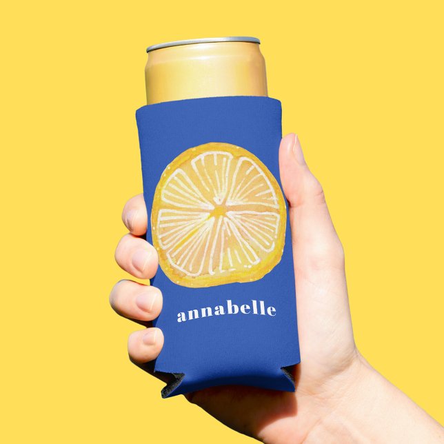 Rafraîchisseur Pour Canette Slim Premier nom de la tranche de citron (Citrus Lemon summer can cooler with custom name or choice of text. Blue background.)