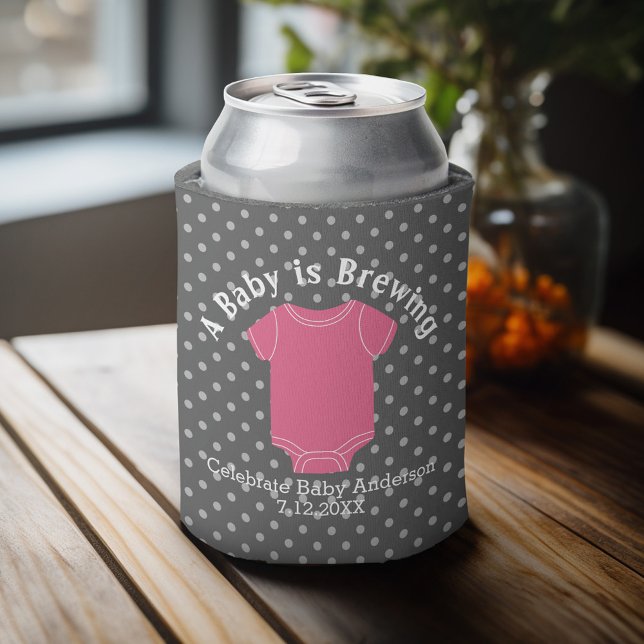 Rafraîchisseur Pour Canette Un bébé brasse - Couples Douche Favoriser la fille (Baby Shower Favor - Personalized Can Cooler for a Couple's Shower - A Baby is Brewing)