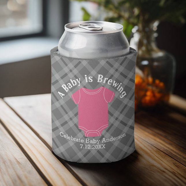 Rafraîchisseur Pour Canette Un bébé brasse - Couples Douche Favoriser la fille (Baby Shower Favor - Personalized Can Cooler for a Couple's Shower - A Baby is Brewing)