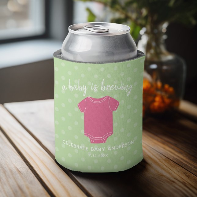 Rafraîchisseur Pour Canette Un bébé brasse - Couples Douche Favoriser la fille (Baby Shower Favor - Personalized Can Cooler for a Couple's Shower - A Baby is Brewing)
