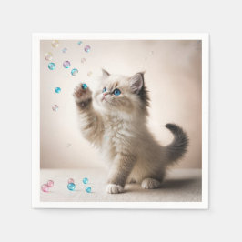 Ragdoll Kitten spielen mit Blasen Serviette