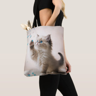 Ragdoll Kitten spielen mit Blasen Tasche