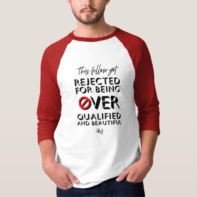 Raglan T - Shirt: über qualifiziert (rot) T-Shirt (Vorderseite)