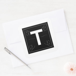 Rahmen und blühendes Monogramm Buchstabe T auf Wei Quadratischer Aufkleber