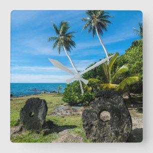 Rai-Steine auf der Insel Yap Quadratische Wanduhr