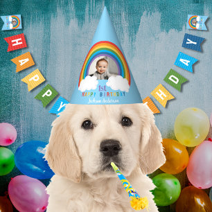 Rainbow Arch über dem ersten Geburtstag des Wolken Partyhütchen