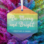 Rainbow Be Merry & Bright Custom Christmas Ornament Aus Glas<br><div class="desc">Schöner Gay Pride Weihnachtsschmuck in hübschen Regenbogenfarben,  die lautet Be Merry and Bright. Seien Sie laut und stolz auf den herrlichen LGBTQ-Feiertag mit den Namen eines LGBT-Paares in Weiß.</div>
