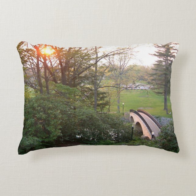 Rainbow Bridge Sunset an der Grove City Uni Zierkissen (Vorderseite)
