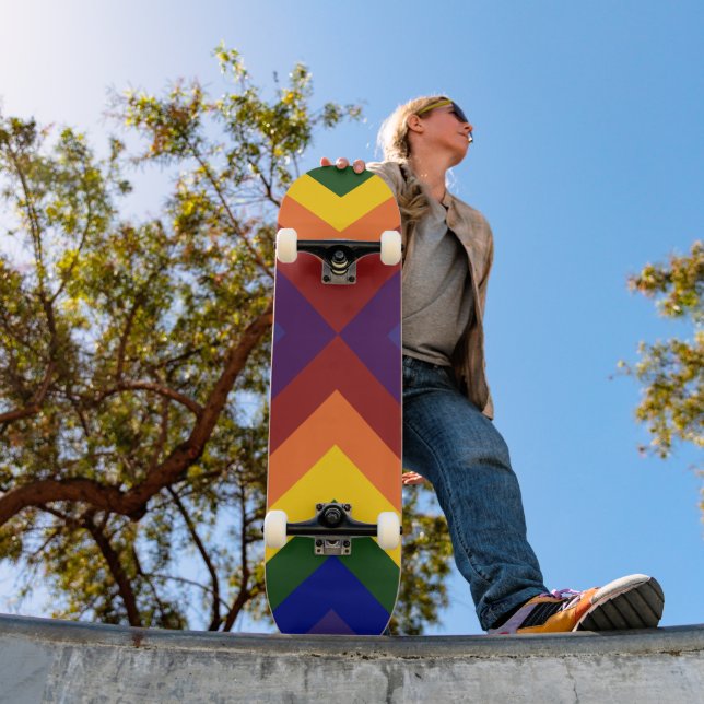 Rainbow Chevrons Skateboard (Außen 1)