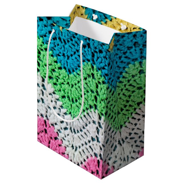 Rainbow Crochet Design Mittlere Geschenktüte (Rückseite Schrägansicht)
