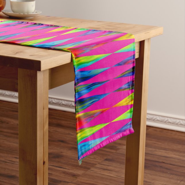 [Rainbow Fiesta] Harlequin Geometric Hot Pink Kurzer Tischläufer (Beispiel)