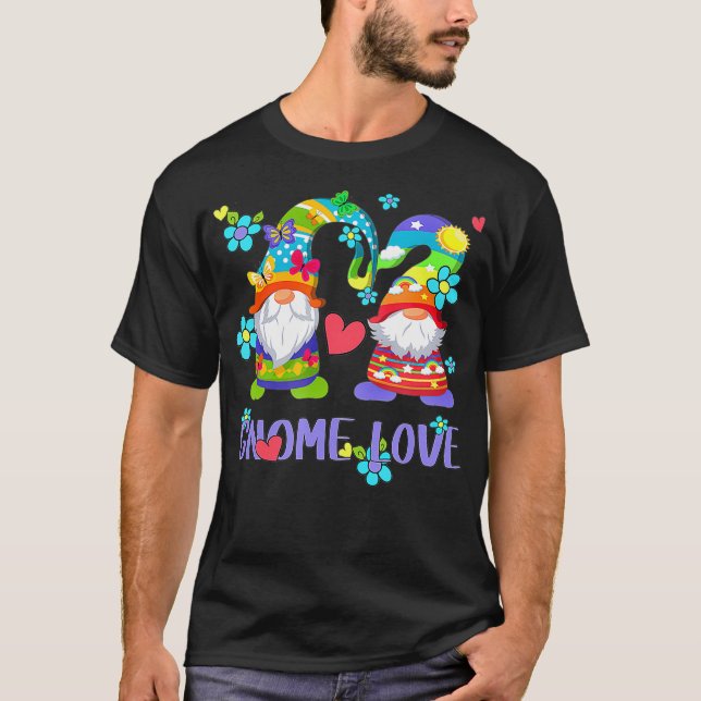 Rainbow Flag Gnome zeigt Herz-Liebe für Gay Pride T-Shirt (Vorderseite)