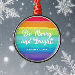 Rainbow Gay Pride Merry & Bright Custom Christmas Ornament Aus Metall<br><div class="desc">Schöner Gay Pride Weihnachtsschmuck in hübschen Regenbogenfarben,  die lautet Be Merry and Bright. Seien Sie laut und stolz auf den herrlichen LGBTQ-Feiertag mit den Namen eines LGBT-Paares in Weiß.</div>