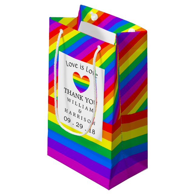 Rainbow Heart Liebe ist Liebe Hochzeit Kleine Geschenktüte (Vorderseite Schrägansicht)