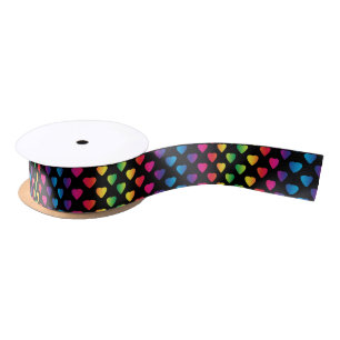 Rainbow Hearts auf schwarz Satinband