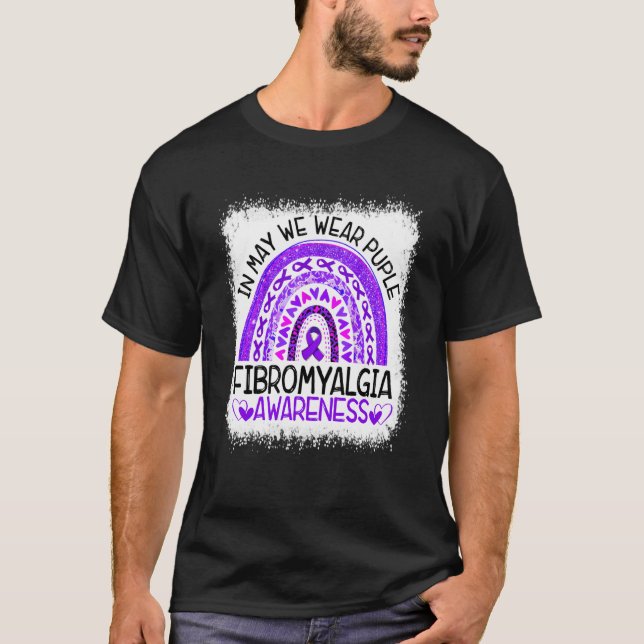 Rainbow in May We Wear Puple Fibromyalgia Awarenes T-Shirt (Vorderseite)