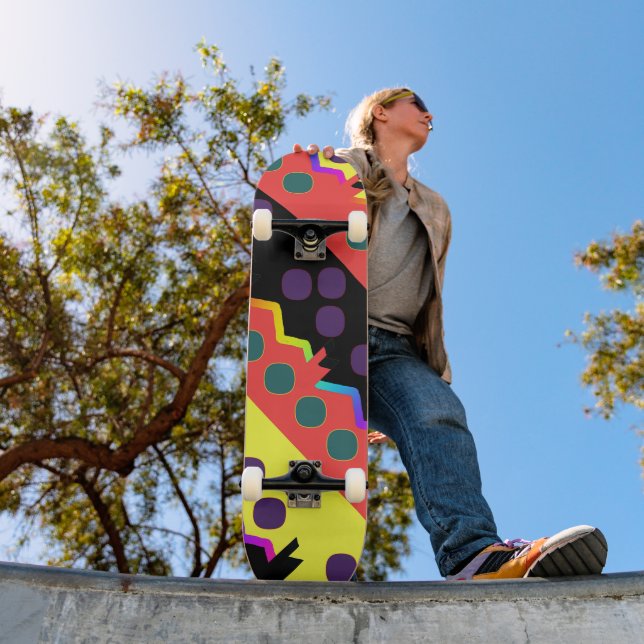 Rainbow Jagged Geo Skateboard (Außenbereich 1)