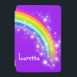 Rainbow-lila Mädchen mit Namen ipad cover<br><div class="desc">Ideal,  um Ihre Kinder Mädchen Ipad Bildschirm zu schützen. Fügen Sie Ihren Namen zu diesem IPAD-Fall hinzu. Derzeit liest Loretta. Dieses lila Grafikgehäuse aus hellem Regenbogen wurde von Sarah Trett entworfen.</div>