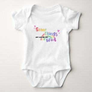 Rainbow Manche Dinge sind das Warten wert Baby Strampler
