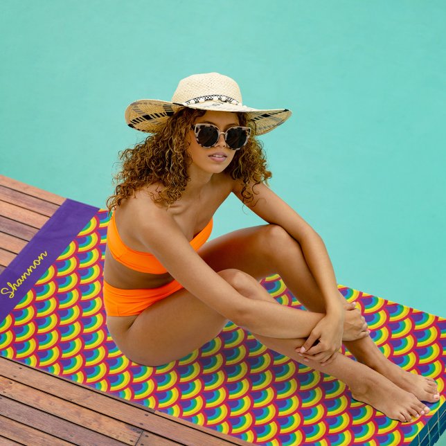 Rainbow Mermaid Scale Individuelle Name Strandtuch (Von Creator hochgeladen)